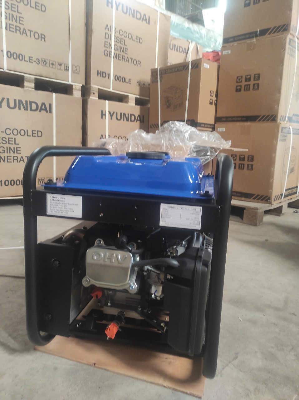 Máy phát điện 4KW chạy xăng HYUNDAI HY4000I (3) Máy phát điện 4kw HYUNDAI HY4000I